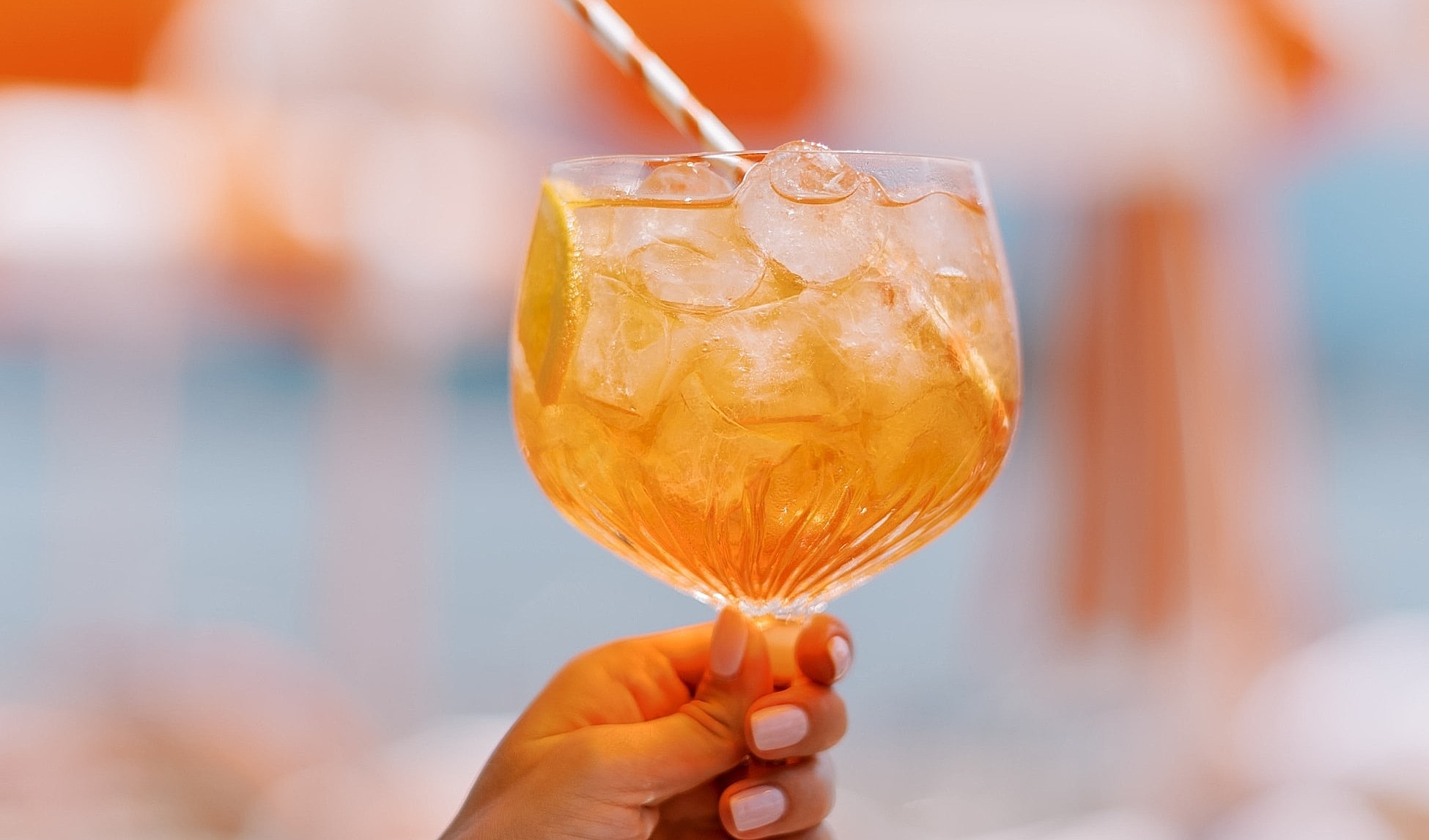 Refreshing cocktail with ice and lemon slice.